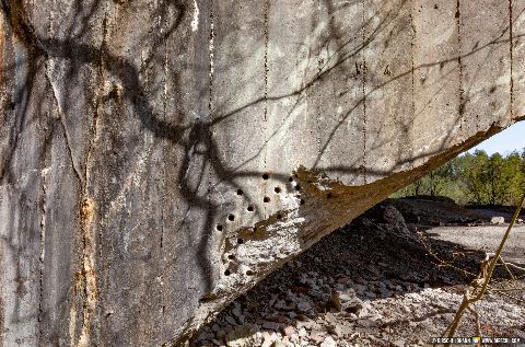 Gemeinde Mühldorfer_Hart Landkreis Mühldorf Bunkerbogen links Sprenglöcher (Dirschl Johann) Deutschland MÜ